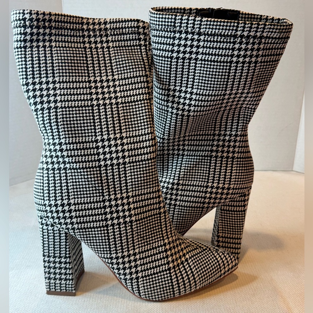 Versona Houndstooth Plaid Block Heel Pointed Toe Zip Up Boot Booties, Size 8